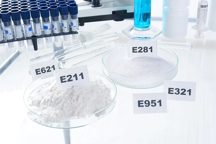 Συντηρητικά |Διάφανο μπουκάλι  με υγρό για το πρόσωπο - Seamuse|Συντηρητικά στο μικροσκόπιο σε εργαστήριο - Seamuse|