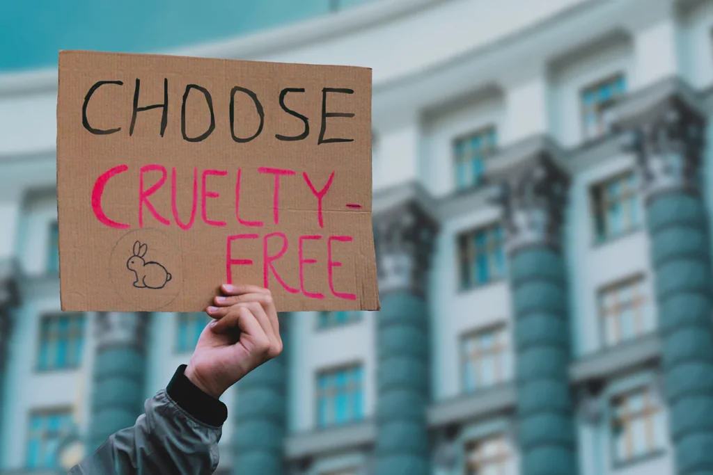 Κοπέλα κρατάει μια πινακίδα με μήνυμα για cruelty-free προιόντα
