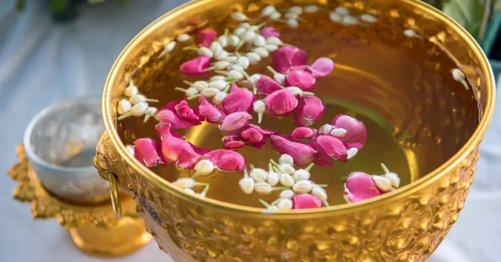 Ανθόνερο μέσα σε μπολ