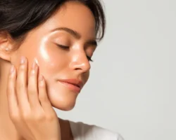 κοπέλα απλώνει seamuse κρέμα με τα δάχτυλα στο πρόσωπό της