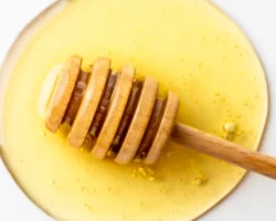 Κουτάλι μελιού πάνω σε επιφάνεια