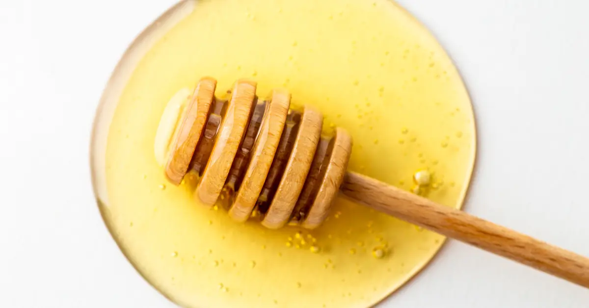 Κουτάλι μελιού πάνω σε επιφάνεια